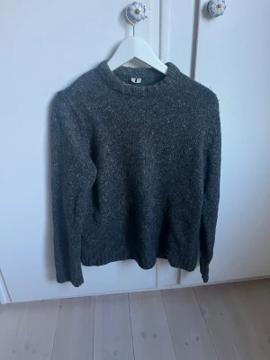 Mörkgrå stickad tröja Arket - Säljer du denna riktigt snygga stickade tröjan ifrån Arket! Storlek S men sitter mer som xs. Hör av er vid frågor eller funderingar!