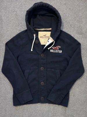 Vintage Hollister Cardigan Med Knappar - Säljer denna otroliga sällsynta och feta Hollister cardigan med knappar | Mycket bra skick | Längd ≈ 61cm, Bredd armhåla - armhåla 51 cm | Modell 175, 68 kg