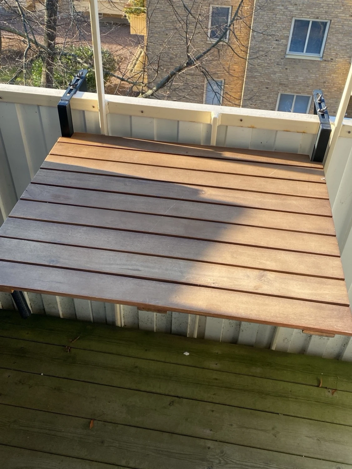 Hopfällbart balkongbord i trä