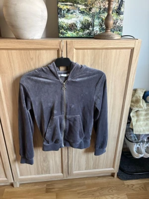 grå hoodie - Mjuk och skön grå zip-hoodie  från 157, storlek XS och fint skick😽🥰