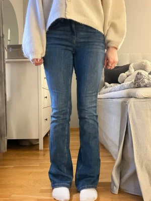 Low waist jeans från Gina Tricot - storlek 34 - Säljer ett par helt nya jeans från Gina tricot. Deras bootcut model med lågmidja i en ljus tvätt. De är i storlek 34 och har bra stretch. Passar perfekt till våren🌼  Hör gärna av dig vid frågor💛