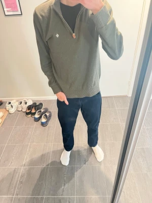 Blåa nudie jeans - Säljer ett par blåa nudie jeans i storlek 29/32. Jeansen är fina passar lite loose fit och är otroligt bekväma samt stiliga och grish. Nypris ca 800)