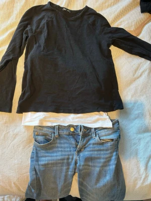 Svart oversized topp från Zara - Lite oversized svart långärmad topp från Zara. Modellen har rund halsringning och är tillverkad i mjuk bomull. Perfekt att matcha med jeans eller kjol för en clean look.