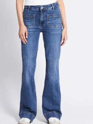 Blå lowaist jeans med fickor fram - Säljer ett par blå bootcut jeans med två stora fickor framtill och klassisk femficksdesign. Jeansen har hög midja och är tillverkade i denim med lätt stretch för skön passform. Perfekta för en avslappnad och trendig look.
