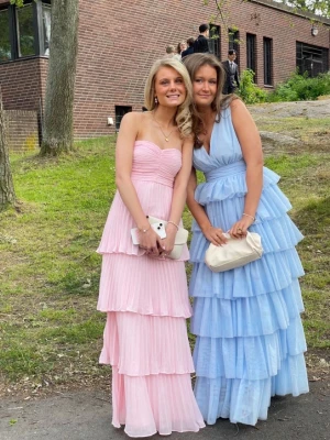 Balklänning ljusblå! - Säljer min gamla balklänning i storlek S. Använd endast en gång och är i super bra skick, kan vara lite smutsigt längst ner men inte som synd ( be om bild så skickar jag) Jag är 169 cm och hade klackar. Och den var perfekt i längden!🩵🩵Skriv om ni undrar något!🩵