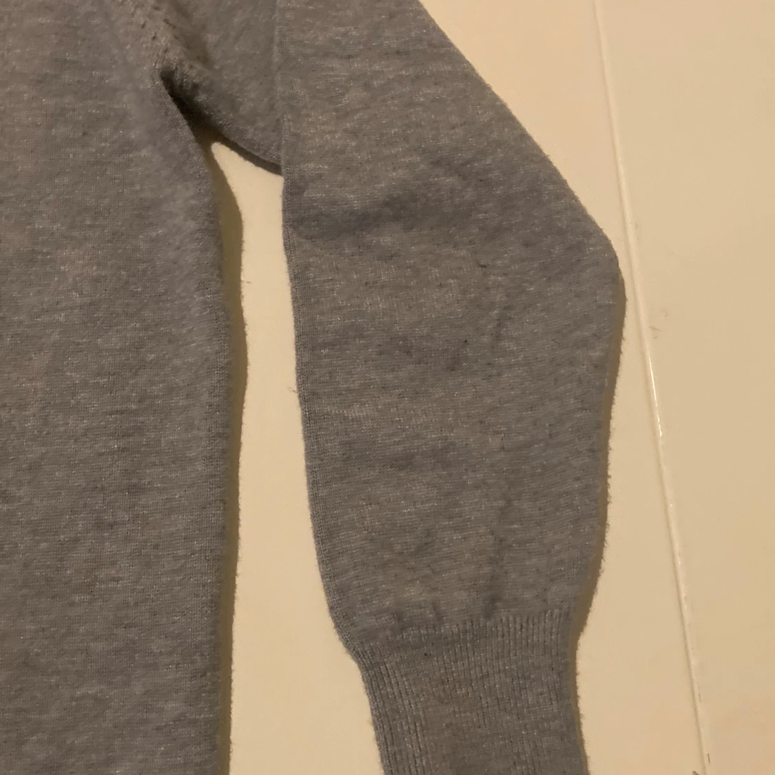 Grå hoodie med snörning - 2