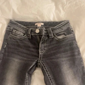 Gråa jeans från Gina Young - Säljer då de är väldigt små, ska vara storlek S young men det är dem VERKLIGEN inte. Tycker att dem passar xxs/xs, använda 1 gång. Hör gärna av dig om du har frågor!🥰 Priset går alltid att diskuteras.