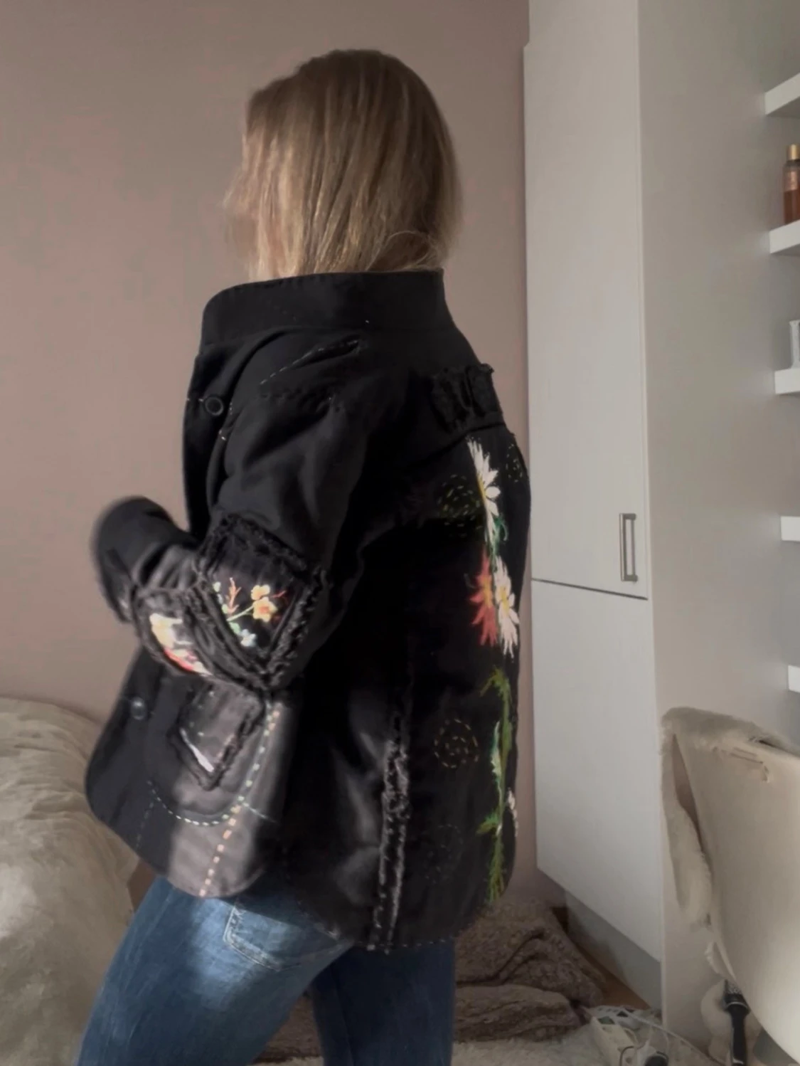 Svart jacka med blommor - 4