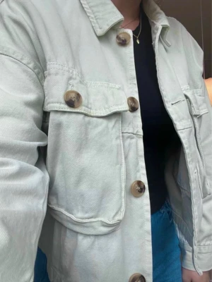 Ljusgrön jeansjacka - Så snygg ljusgrön jeansjacka! Perfekt jacka nu till vår/sommar💗🌸🍈Från Zara, storlek M på lappen, men passar också xs/s