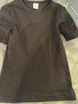 T-shirt från gina  - Brun t-shirt i tjockare material. Färgen är brunare än kameran‼️