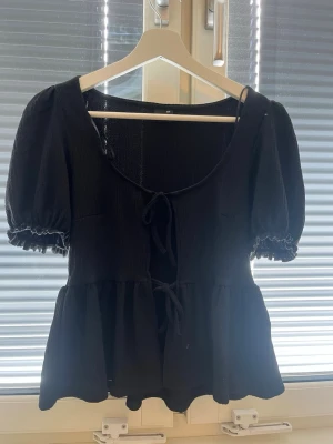 Svart blis - Super gullig svart blus med puff armar. Endast använd fåtal gånger och säljer då den inte används. Från ginatricot. Pris kan diskuteras och skriv vid frågor! ❤️