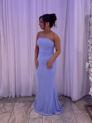 Ljusblå Oh Polly klänning  - Snygg klänning från Oh Polly. Klänningen är endast använd 2 gånger, den är nytvättad och fräsch. På bilden har jag sytt upp klänningen, jag är 152 cm. Men kommer att sprätta upp så att den är i original längd. Jag bär storlek 8, som är S/36!