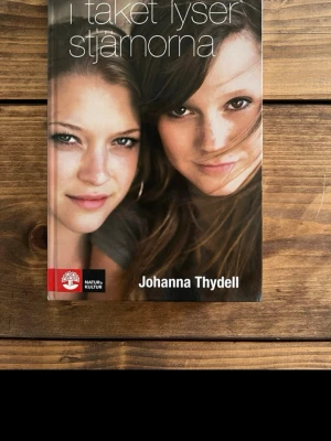 I taket lyser stjärnorna - Romanen 'I taket lyser stjärnorna' av Johanna Thydell är en inbunden bok med färgstarkt omslag. Boken handlar om tonårsliv, sorg och vänskap och har vunnit Augustpriset. Perfekt för dig som gillar gripande och välskriven ungdomslitteratur.