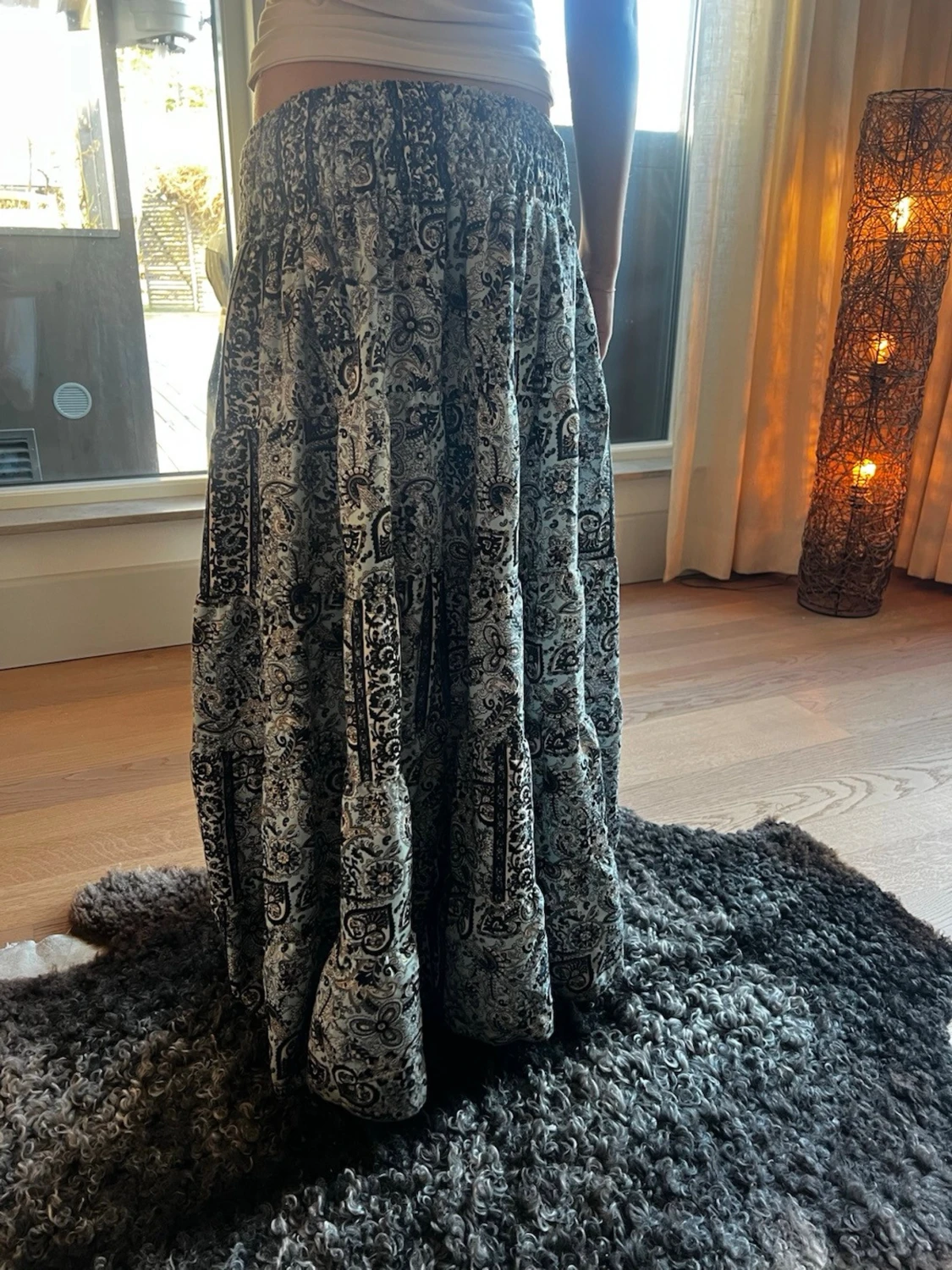 Svartvit långkjol med paisleymönster - 1