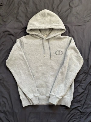 CD hoodie - grå - Tjena! Säljer nu denna CD hoodin. Skicket är 10/10, använd endast fåtals gånger, medföljer alla lappar osv. Storlek XS, men sitter mer som en S.