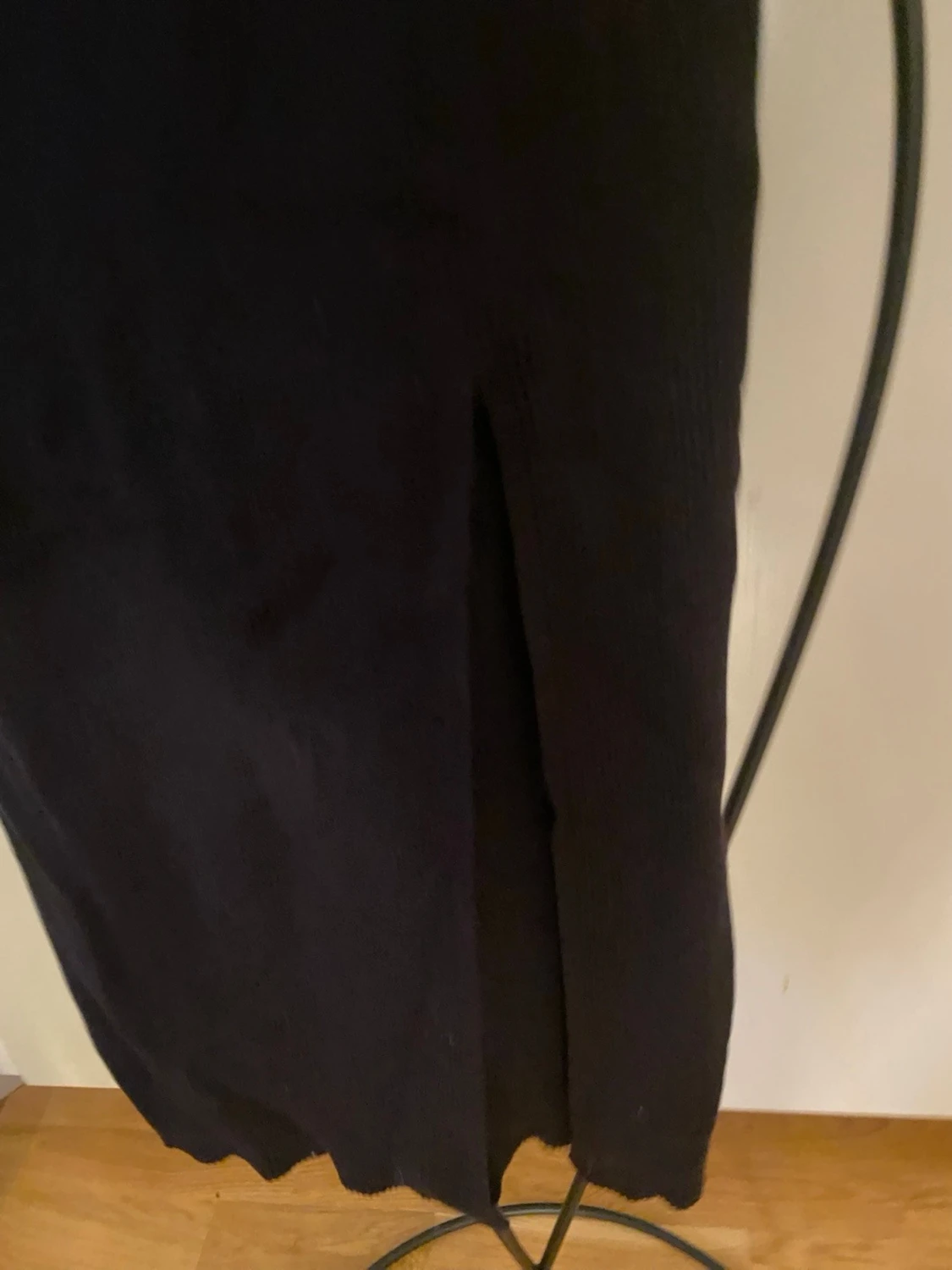 Svart uringad klänning med slits - 2