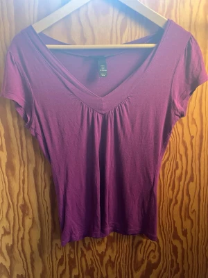 Lila topp - Den är figurnära och vintage. Har skönt material och är jättebra skick, inga defekter.