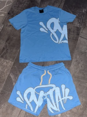 Blått set med graffiti-tryck - Säljer ett syna world sett helt ny aldrig använt med original paketering 