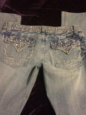 Miss Me jeans - Intressekoll på dessa skitsygga jeans från Miss Me😍 De är low waist, bootcut och har jätte fina detaljer! Diamanter/pärlor/nitar, jätte rare jeans som typ inte finns någonstans 😉 Pris går att diskutera 🫰🏼