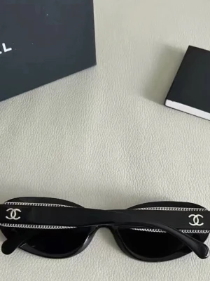 Svarta dam solglasögon  - Svarta trendiga dam helt nya solglasögon, box medföljer . 