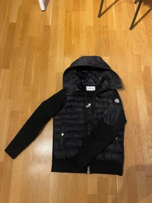 Moncler Cardigan - Helt ny typ, använder ej längre. Storlek M men passar S och L