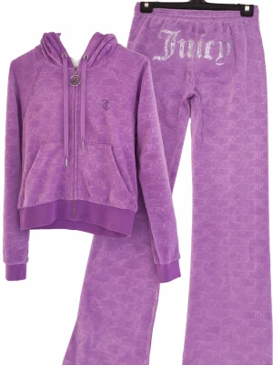 Lila velourset från Juicy Couture - Fint loungewear-set i lila velour från Juicy Couture. Setet består av en zip-hoodie med fickor och matchande byxor med utsvängda ben. Byxorna har strassdetaljer med texten 'Juicy' bak och JC-monogram över hela tyget. Perfekt för chill dagar hemma. Ett litet hål finns på byxan, men det syns inte när byxorna sitter på och märks bara om man sträcker tyget. Se bild