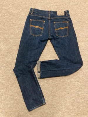 Selvedge Nudie Grim Tim  - Selvage Nudie Grim Tims i nästan oanvänt skick, perfekt för att påbörja fades eller att bara ha de feta som de är, modellen och storleken är väldigt eftertraktad. Nypriset på de här ligger runt ca 2100:- och de här är knappt använda! //Hör av er om frågor!