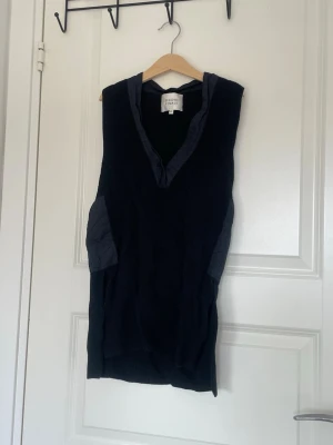 väst från Second Female - detta är en svart stickad väst från Second Female med mörkgrå detaljer längs v-ringningen och sidorna. Använd 3-4 gånger.