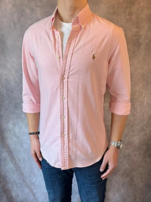 Rosa Ralph Lauren Skjorta - Stl M, Slim fit - RIKTIGT FET RL SKJORTA I FÄRGEN ROSA, perfekt till sommaren som närmar sig! 🏖️🌊 |Mycket bra skick: 9,5/10, utan defekter! | Stl: M |  Modellen är 176cm och väger 75kg,  | Hör av dig vid frågor // Galgen 🫡