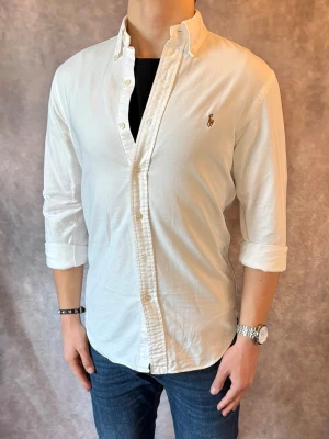 Vit Ralph Lauren Skjorta - Stl S, Slim fit - RIKTIGT FET RL SKJORTA I FÄRGEN VIT, perfekt till sommaren som närmar sig! 🏖️🌊 | Mycket bra skick: 9,5/10, utan defekter! | Stl: S |  Modellen är 176cm och väger 75kg,  | Hör av dig vid frågor // Galgen 🫡