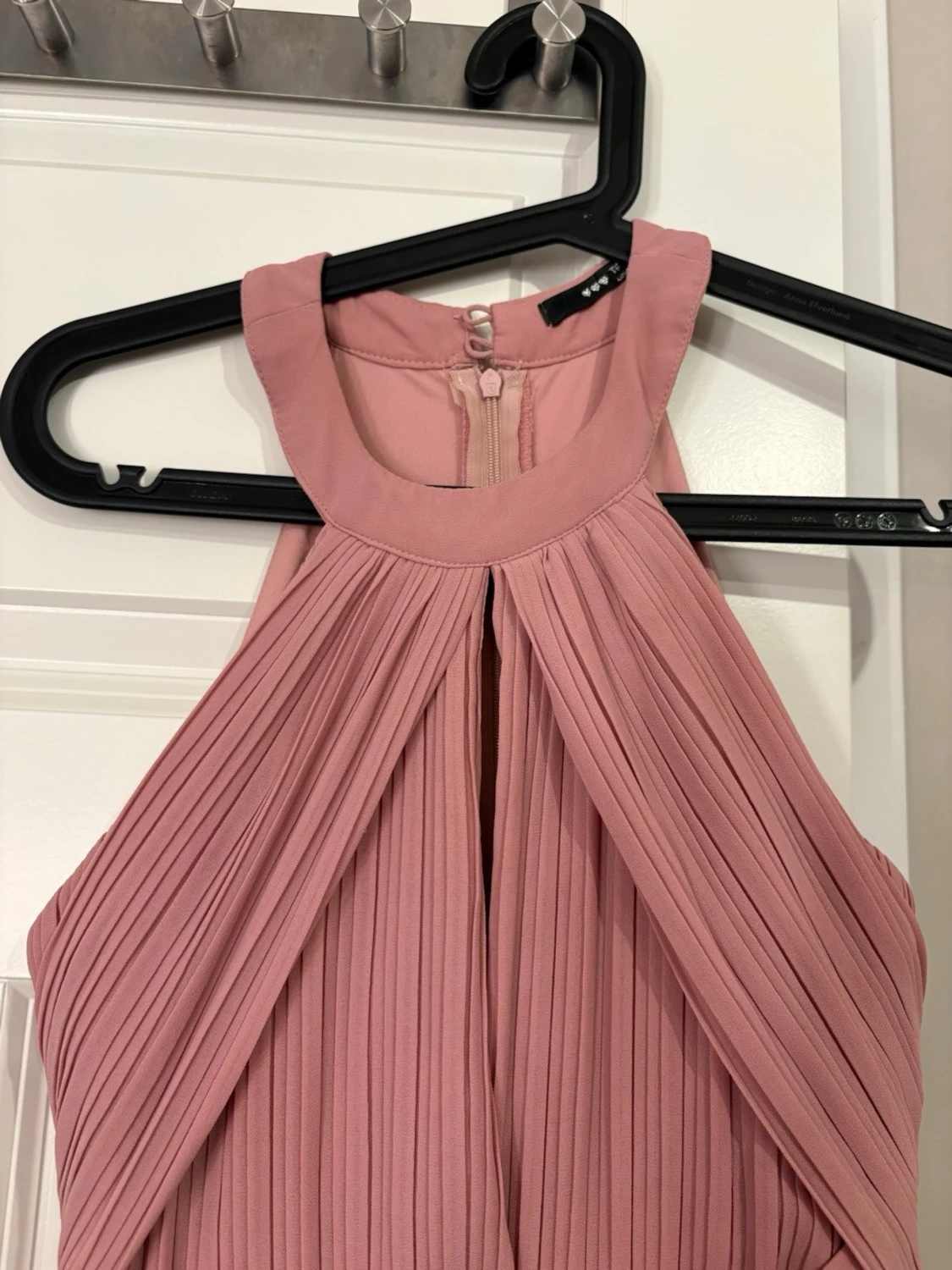 Lång plisserad rosa klänning - 1