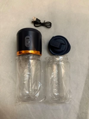 Bärbar mixer med två flaskor - Portabel USB-blender / juicer – perfekt för smoothies 🥤  Säljer en portabel elektrisk blender/juicer som är perfekt för smoothies, juice och proteinshakes. Den är liten, smidig och lätt att ta med till gymmet, jobbet eller på resan.  • USB-laddning (sladdlös) • Portabel och lätt att ta med • Mixer + drickkopp med lock • Perfekt för frukt, smoothies och shakes • Enkel att använda och rengöra  Perfekt för dig som vill göra smoothies snabbt hemma eller på språng.  Helt ny, Oanvänd!