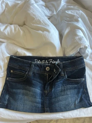 Lågmidjad jeanskjol  - Som ny förutom att den är uppsydd. Sitter som en XS
