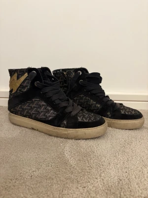 Zadig & Voltaire sneakers  - Skriv privat för fler bilder. Sliten sula samt ena blixten som syns på bilderna. Annars bra skick!