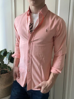Ralph lauren skjorta (holy passform ) - Ralph lauren skjorta, Inga defekter! Modellen i bilderna är 180 cm 75 kg och bär Storlek S , Kom med frågor! 🌟 (Kan gå ned i pris vid köp av paket 😉) 