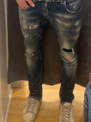 Dondup slim fit jeans  - Dondup slim fit jeans i storlek 31, passar fint på nån mellan 175-185  bilden är 184, 67kg