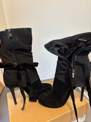 Vintage boots - Vintage boots som jag har hittat i förrådet och är i bra skick. Jag är osäker på storleken men chansar på 39. De är ungefär 10 cm i klacken. 