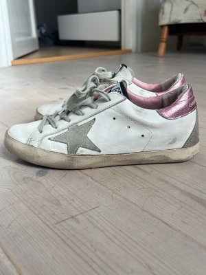 Golden Goose Superstar Rosa/grå/vit - Säljer mina jättesöta Golden Goode Superstar i storlek 37, i vitt/rosa/grått. Är i bra skick! Inköpta 2021 från Mytheresa, kvitto finns kvar om du vill se! 