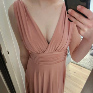 Balklänning - Säljer en superfin Rosa balklänning som jag köpte secondhand och har aldrig använt. Passar perfekt som somrig klänning eller balklänning. (Passar mig som är XS) passa på nu när det är fri frakt🌸