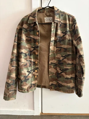 Kamouflage overshirt - Sjukt fet kamouflage overshirt! Väldigt unika knappar, men enligt mig gör det den bara extra snygg. Passar perfekt nu när det börjar bli lite varmare ☀️😎. Tveka inte på att höra av dig om du har minsta lilla fundering! // Victor 🤗🙏