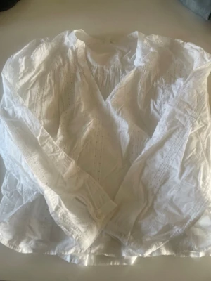 Vit blus med broderidetaljer H&M - Aldrig använd. 