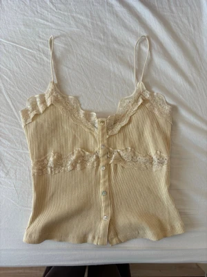 Zara topp - Gul topp från Zara.