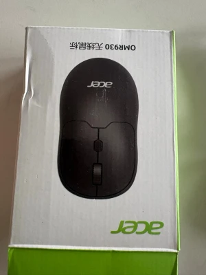 Acer trådlös datormus svart - Snygg och smidig svart trådlös datormus från Acer, modell OMR930. Musen har en minimalistisk design med två knappar och scrollhjul. Passar perfekt till både laptop och stationär dator. Levereras i originalkartong.