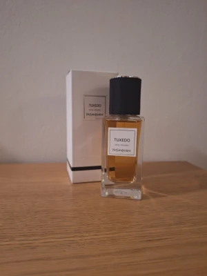 Yves Saint Laurent Tuxedo Parfym - Ysl Tuxedo. Doften har en lyxig känsla och flaskan kommer med en stilren vit förpackning med svart detalj. Perfekt för dig som gillar klassiska och sofistikerade dofter. Pris kan diskuteras!