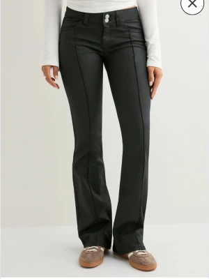 Lågmidjade stitch jeans - Coated Low Waist Stitch Jeans från Nelly, helt slutsålda och endast testade med prislapp kvar 