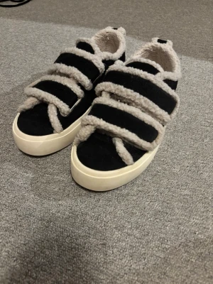 Inuikii skor  - INUIKII Sneakers Shearling Low Velcro Säljer dessa eftersom dom knappt blivit använda!💕 dem har använts fåtal gånger o är i som ny skick.                                                         