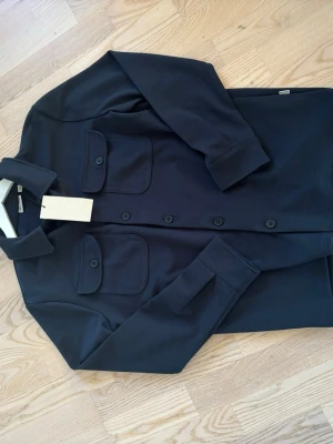 Oanvänd Mörkblå overshirt S - Helt nya overshirt i storlek S ny pris är 599kr