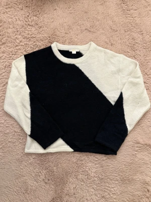 Stickad tröja  - Säljer en snygg stickad tröja i storlek 170 från Ginatricot. Tröjan är i jättebrasick och knappt använd🥰🥰