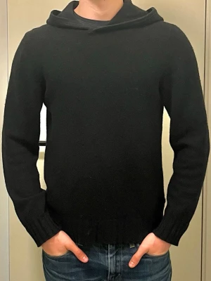 Ull-hoodie - En stilren svart ull hoodie från dressman. Lappen vid nacken har åkt av men köpte den från dressman en tag sen. Hoodien är storlek  S men är mer som en M. 