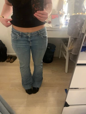 Ljusblå bootcut jeans från LTB - Klippta och uppkommande nertill kanten med textillim…… för o passa i längden (är 158)